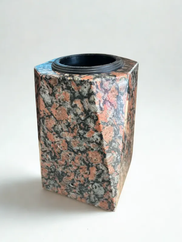 Vase granit Himalaya (mod&egrave;le A), Pompes Fun&egrave;bres Carbonnier &agrave; Friville-Escarbotin