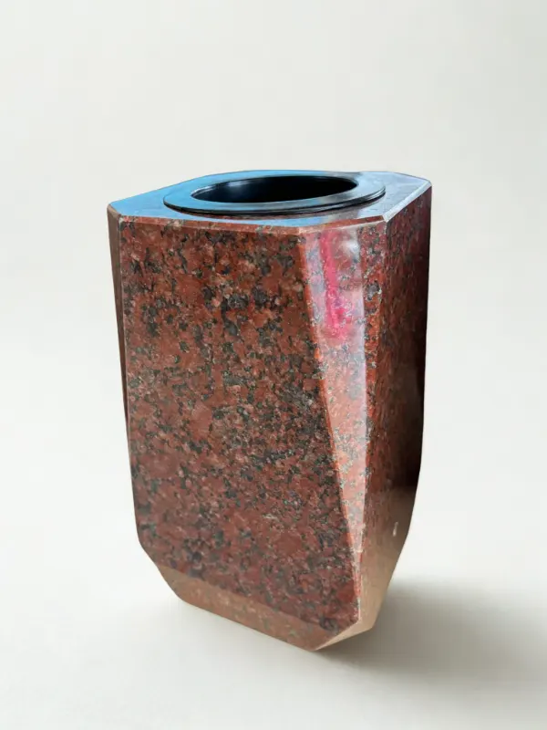 Vase granit Himalaya (mod&egrave;le B), Pompes Fun&egrave;bres Carbonnier &agrave; Friville-Escarbotin