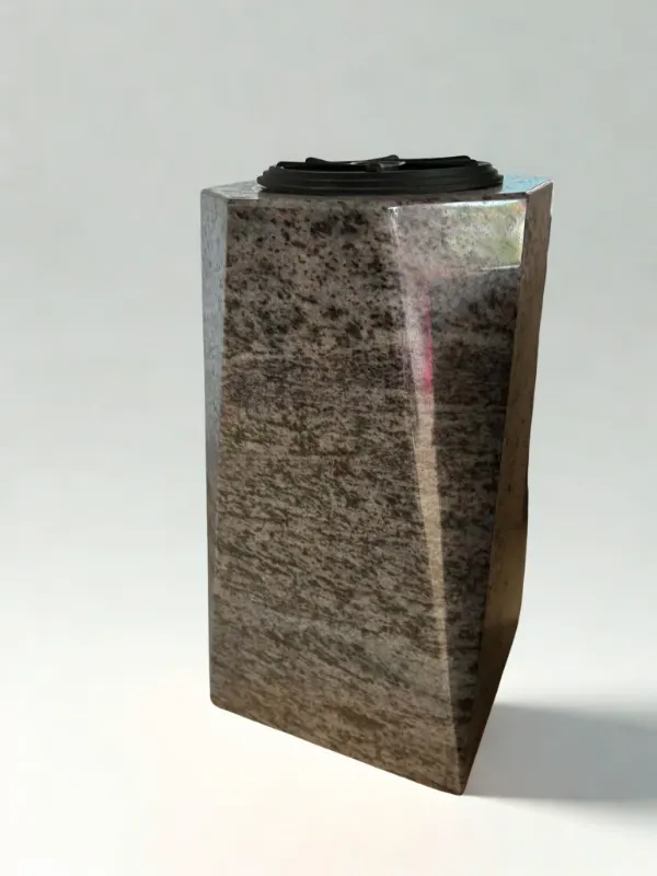 Vase granit Maes Blue, Pompes Fun&egrave;bres Carbonnier &agrave; Friville-Escarbotin