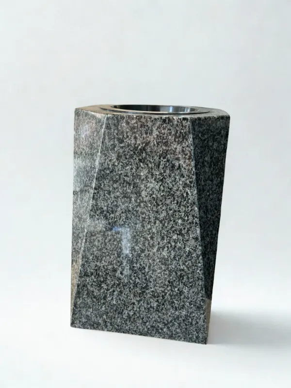 Vase granit Noir Afrique (mod&egrave;le A), Pompes Fun&egrave;bres Carbonnier &agrave; Friville-Escarbotin