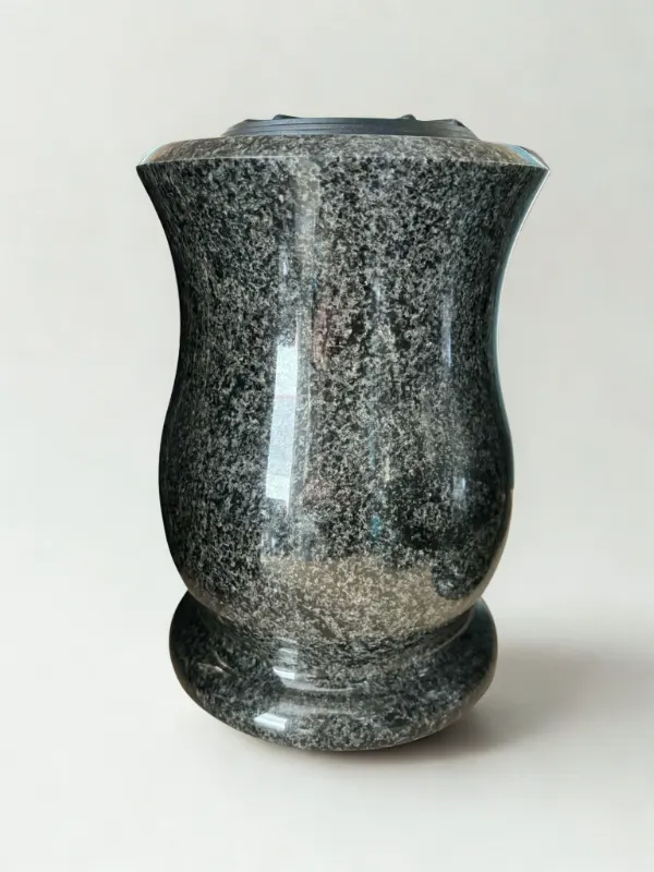 Vase granit Noir Afrique (mod&egrave;le B), Pompes Fun&egrave;bres Carbonnier &agrave; Friville-Escarbotin