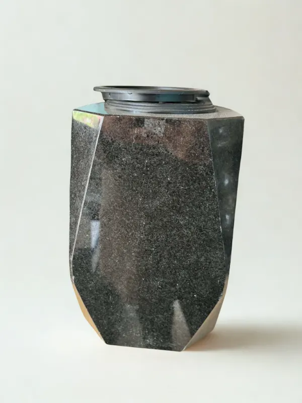 Vase granit Noir fin, Pompes Fun&egrave;bres Carbonnier &agrave; Friville-Escarbotin
