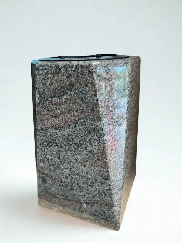 Vase granit Paradiso (mod&egrave;le B), Pompes Fun&egrave;bres Carbonnier &agrave; Friville-Escarbotin