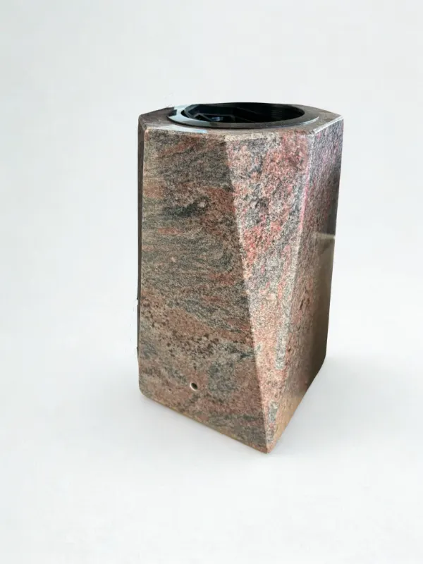 Vase granit Rose Dalva, Pompes Fun&egrave;bres Carbonnier &agrave; Friville-Escarbotin