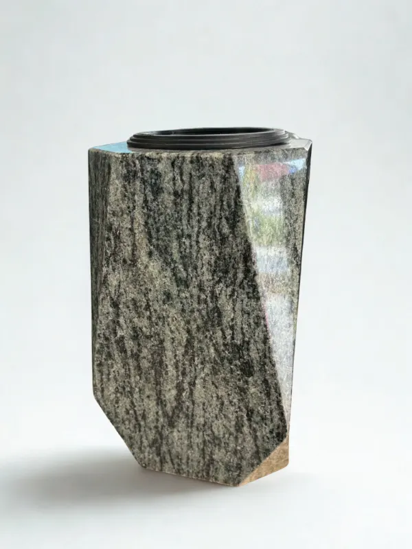 Vase granit Vert olive, Pompes Fun&egrave;bres Carbonnier &agrave; Friville-Escarbotin