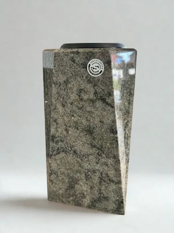 Vase granit Vert tropical, Pompes Fun&egrave;bres Carbonnier &agrave; Friville-Escarbotin